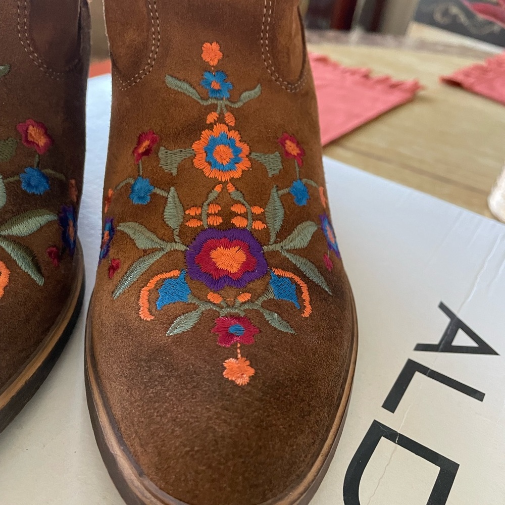 ALDO Suede Embroidered Ankle Boots EUC 10 M - Picture 6 of 15
